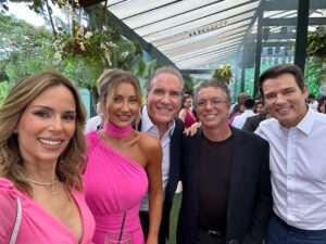 Roberto Justus Instagram - No dia do meu aniversário e de nosso de casamento, ainda conseguimos passar no casamento do querido @drfernandomaluf onde encontramos muitos amigos queridos! @aanafurtado @anapaulasiebert @jbboninho @celsoportiolli