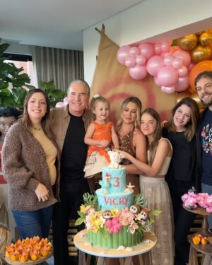 Roberto Justus Instagram - Começaram ao lado dos irmãos e família as comemorações dos 3 aninhos da Vicky completados hoje! Domingo será para os amiguinhos! 🎂🎂🎂💙