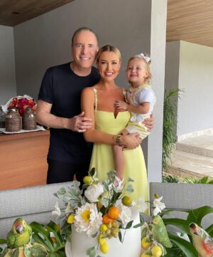 Roberto Justus Instagram - Hoje é seu dia. Chegou aos 35 plena, completa e realizada. Que mulher incrível você se tornou. Começamos a nossa história quando você tinha 25. Acompanhei essa evolução bem de perto e sou testemunha de tudo que você criou e produziu nesses 10 anos. Virou uma grande companheira, uma super mãe, e uma profissional irretocável. Fora tudo isso é uma pessoa linda por dentro e deslumbrante por fora. Que você continue assim por muito tempo. Estarei ao seu lado sempre, te apoiando e aplaudindo o seu sucesso! Parabéns! Te amo! 💙💙