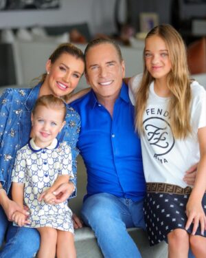 Roberto Justus Instagram - Chegamosss📍São Paulo & Family 💙 prontos para ir comemorar o aniversário das pitucas Kiki e Nena!