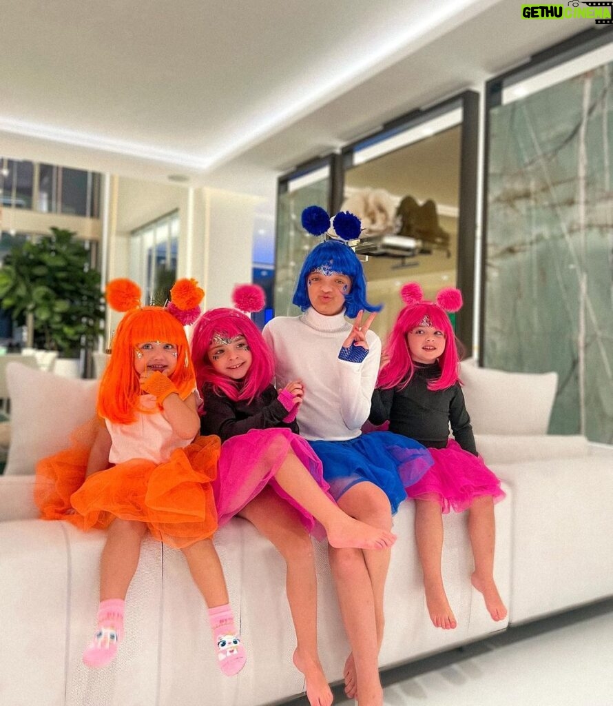 Roberto Justus Instagram - Minhas princesinhas Vicky, Kiki, Rafa e Nena! Bagunça garantida! 💙💙💙💙 Sunny Isles Beach Miami