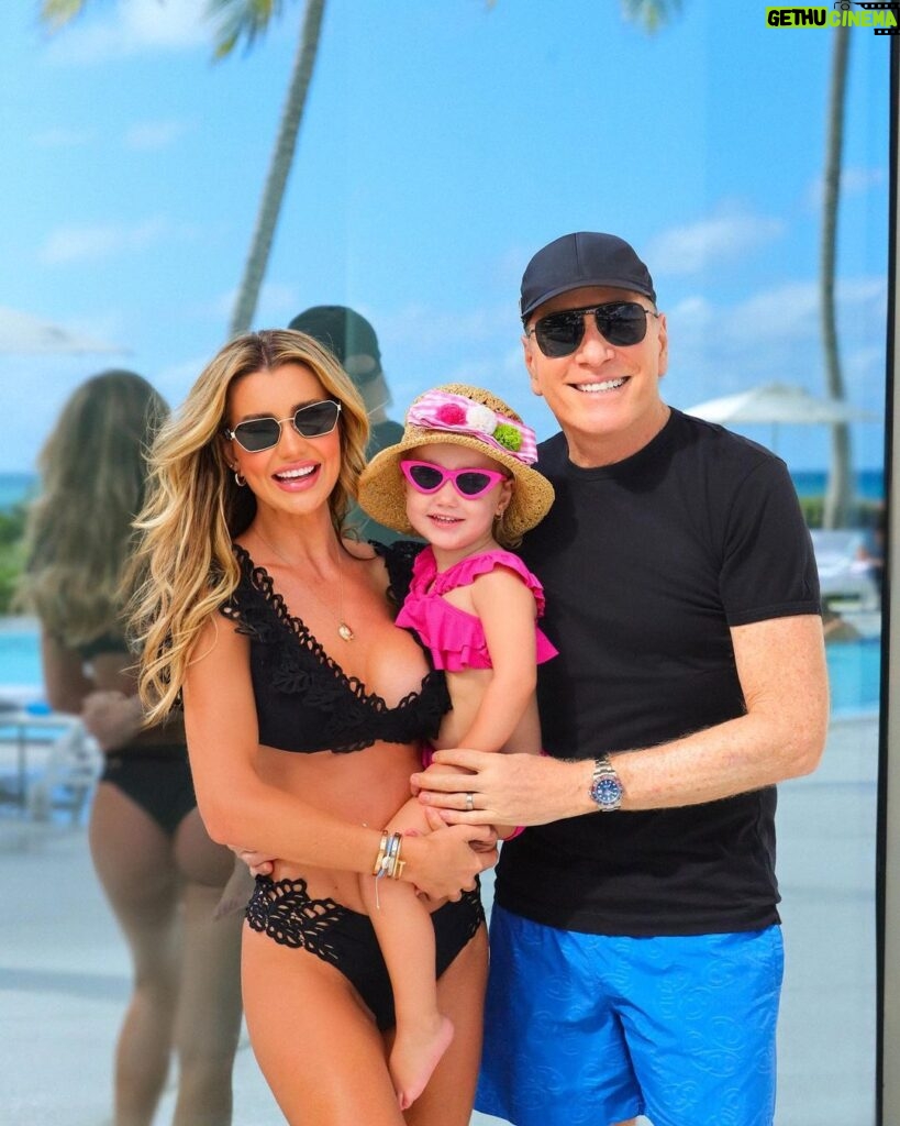 Roberto Justus Instagram - Praia e sol com elas! 💙 Sunny Isles Beach Miami