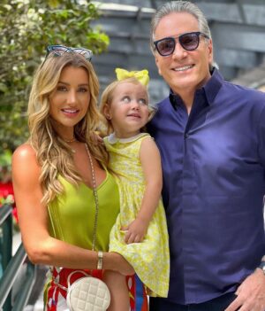 Roberto Justus Instagram - Namore alguém que te olhe como a Vicky olha para o papai 💙 é amor demais @robertoljustus #Family