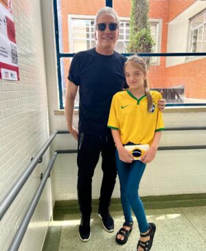 Roberto Justus Instagram - Missão cumprida. Agora nos resta torcer pelo nosso futuro. Juntos apertamos o 22 para evitar a volta da esquerda e do atraso. Mas como democratas aceitaremos a decisão da maioria… 🇧🇷🇧🇷🇧🇷