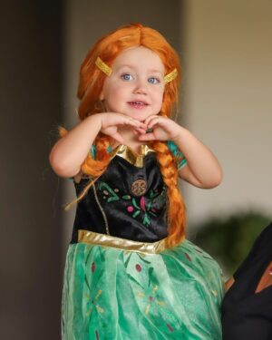 Roberto Justus Instagram - Apareceu a Princesa Anna hoje aqui em casa! Quem aguenta isso? 💙💙💙
