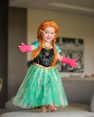 Roberto Justus Instagram - Apareceu a Princesa Anna hoje aqui em casa! Quem aguenta isso? 💙💙💙