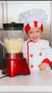 Roberto Justus Instagram - Quem quer pão de queijo?! 👩‍🍳 #VickyNaCozinha A Vicky é apaixonada pela Laurinha @francielejaqueline que faz as receitas mais fofas! Assistia sempre e falava que queria fazer “papa” também 😂♥️ a primeira de muitas pela animação né?! Deixei a receita completa no final!