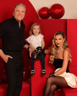 Roberto Justus Instagram - Merry Christmas 🎅✨ da minha família, pra vcs ♥️ que essa noite seja iluminada, cheia de amor e que o Natal aqueça nossos corações e traga para perto, todas as pessoas que mais amamos! ♥️ #FelizNatal