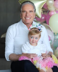 Roberto Justus Instagram - É hoje! 2 aninhos da nossa princesinha Vicky! A primeira comemoração com o papai e a mamãe foi hoje! Domingo será a festa para todos os amiguinhos! 💙💙🎂🎂