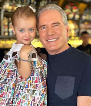 Roberto Justus Instagram - Vicky almoçando no domingo com o papai! 💙