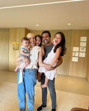 Roberto Justus Instagram - A imagem que deixa um pai emocionado aliviado e agradecido. Primeira fase concluída e a minha guerreira @fabianajustus está em casa com a família! Vamos juntos até o fim que será a cura total! 💙💙💙