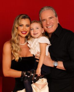 Roberto Justus Instagram - Merry Christmas 🎅✨ da minha família, pra vcs ♥️ que essa noite seja iluminada, cheia de amor e que o Natal aqueça nossos corações e traga para perto, todas as pessoas que mais amamos! ♥️ #FelizNatal
