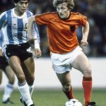 Robin van Persie Instagram - Wij spraken dezelfde taal, de taal van de voetballiefhebber ⚽❤️ Cruijff had een eigen taal, Wim ook. Hij heeft het opgeschreven in schriftjes, die Wim alleen deelde met, in zijn ogen, echte liefhebbers. De laatste keer gaf hij me twintig kantjes mee. Vol met oneindige details over dingen die in zijn ogen cruciaal zijn om de beste te kunnen zijn. Eigenlijk is zijn filosofie één grote puzzel. Daar probeerde ik als speler mijn voordeel uit te halen en nu als trainer weer. Wim, ik ben je dankbaar voor onze urenlange gesprekken en de vele wijze lessen. Rust in vrede 🙏🏻