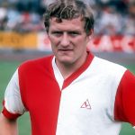 Robin van Persie Instagram - Wij spraken dezelfde taal, de taal van de voetballiefhebber ⚽❤️ Cruijff had een eigen taal, Wim ook. Hij heeft het opgeschreven in schriftjes, die Wim alleen deelde met, in zijn ogen, echte liefhebbers. De laatste keer gaf hij me twintig kantjes mee. Vol met oneindige details over dingen die in zijn ogen cruciaal zijn om de beste te kunnen zijn. Eigenlijk is zijn filosofie één grote puzzel. Daar probeerde ik als speler mijn voordeel uit te halen en nu als trainer weer. Wim, ik ben je dankbaar voor onze urenlange gesprekken en de vele wijze lessen. Rust in vrede 🙏🏻