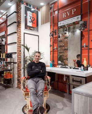 Robin van Persie Instagram - Honoured to get my very own RVP corner at the best barbershop in town ✂️🤩 Big shoutout to @meffcmc70 & @barber_ori! Fantastic guys and great professionals 👊