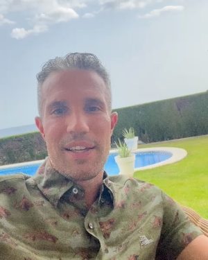 Robin van Persie Instagram - 𝗪𝗵𝗮𝘁 𝗮 𝗰𝗮𝗿𝗲𝗲𝗿, 𝘄𝗵𝗮𝘁 𝗮 𝗽𝗹𝗮𝘆𝗲𝗿 👏

It was a joy to have played alongside you during your first steps in professional football.
Always a step ahead the rest and a fantastic person as well!

Congrats on an amazing career and I wish you all the best with your next chapter as a manager  @cescf4bregas 👊