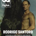 Rodrigo Santoro Instagram – Um dos maiores astros brasileiros em Hollywood, o fluminense @rodrigosantoro, 48, despontou em novelas e séries globais e, depois, deslanchou com uma carreira internacional. Estrelou trabalhos como 𝑆𝑖𝑚𝑝𝑙𝑒𝑠𝑚𝑒𝑛𝑡𝑒 𝐴𝑚𝑜𝑟 e 300, além de séries do naipe de 𝐿𝑜𝑠𝑡, 𝑊𝑒𝑠𝑡𝑤𝑜𝑟𝑙𝑑 e, a mais recente, 𝑊𝑜𝑙𝑓 𝑃𝑎𝑐𝑘. Agora, tornou-se o vilão da última temporada de 𝐵𝑜𝑚 𝐷𝑖𝑎, 𝑉𝑒𝑟ô𝑛𝑖𝑐𝑎, da @netflixbrasil. 

Em entrevista para a GQ Brasil, o ator fala sobre a paixão pelos esportes, o gosto pela poesia e o horror à zona de conforto. Cola em gq.globo.com 

Fotografia: @gustavozylbersztajn
Texto: @carolmudjo 
Styling: @rafaellazzini
Beauty: @patrickpontes
Direção Criativa: @ap.work
Segunda câmera de fotografia: @luismoraisfoto
Assistente de foto: @ander_sb77
Assistente de foto: @bruto_1994
Tratamento de imagem: @doctorraw_retouching