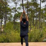 Rodrigo Santoro Instagram - “A vida é assim: esquenta e esfria, aperta e daí afrouxa, sossega e depois desinquieta. O que ela quer da gente é Coragem“. Não tem fórmula, mas pra mim é importante trabalhar a flexibilidade do corpo e da mente. A yoga é um aprendizado diário. Continuo me procurando e, na medida do possível, me fortalecendo♻️ #SetembroAmarelo