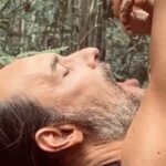 Rodrigo Santoro Instagram - Nem mil imagens traduziriam essa expedição na Amazônia. É preciso estar aqui pra ouvir os sons da natureza, compreender os seus caminhos e a sua forma de vida. Muitas raízes e histórias pra contar. Passar esses dias aprendendo em um dos nossos maiores patrimônios foi muito significativo.