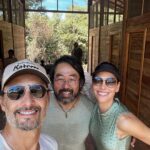 Rodrigo Santoro Instagram - Sempre ouvi falar muito na força da Amazônia, mas foi só agora, depois de passar dias e noites imerso nessa imensidão, que comecei a entender. Nesses registros, estão apenas algumas das tantas maneiras que essa terra mexeu com a gente. Testemunhar a minha filha conhecendo o coração pulsante do Brasil foi impactante. Me fez pensar sobre futuro e esperança. A Amazônia é uma professora soberana. Aprender com ela é essencial; é uma questão de Educação. Ainda temos tempo, mas não muito. Aqui vive um dos maiores tesouros do nosso país. Que a gente nunca feche os olhos pra isso. Muito obrigado @ruyctone por nos conduzir nessa jornada e nos inspirar com seu trabalho transformador 🌳