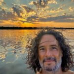 Rodrigo Santoro Instagram - Nos últimos dias estive mergulhado no “Outro lado do céu”, novo filme de @gabrielmascaro. Além de ser um diretor que eu admiro e com quem sempre quis trabalhar, o convite pra mergulhar nesse Brasil da Amazônia, do Rio Negro, do coração da floresta foi um verdadeiro presente. Cadu, minha personagem, me permitiu viver isso. O lugar aqui é maior do que tudo e, absolutamente imerso, tive a sensação de que isso potencializou o nosso trabalho, a nossa entrega. Espero que vocês gostem🌳 Rio Negro, Amazonas