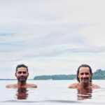 Rodrigo Santoro Instagram - Nos últimos dias estive mergulhado no “Outro lado do céu”, novo filme de @gabrielmascaro. Além de ser um diretor que eu admiro e com quem sempre quis trabalhar, o convite pra mergulhar nesse Brasil da Amazônia, do Rio Negro, do coração da floresta foi um verdadeiro presente. Cadu, minha personagem, me permitiu viver isso. O lugar aqui é maior do que tudo e, absolutamente imerso, tive a sensação de que isso potencializou o nosso trabalho, a nossa entrega. Espero que vocês gostem🌳 Rio Negro, Amazonas
