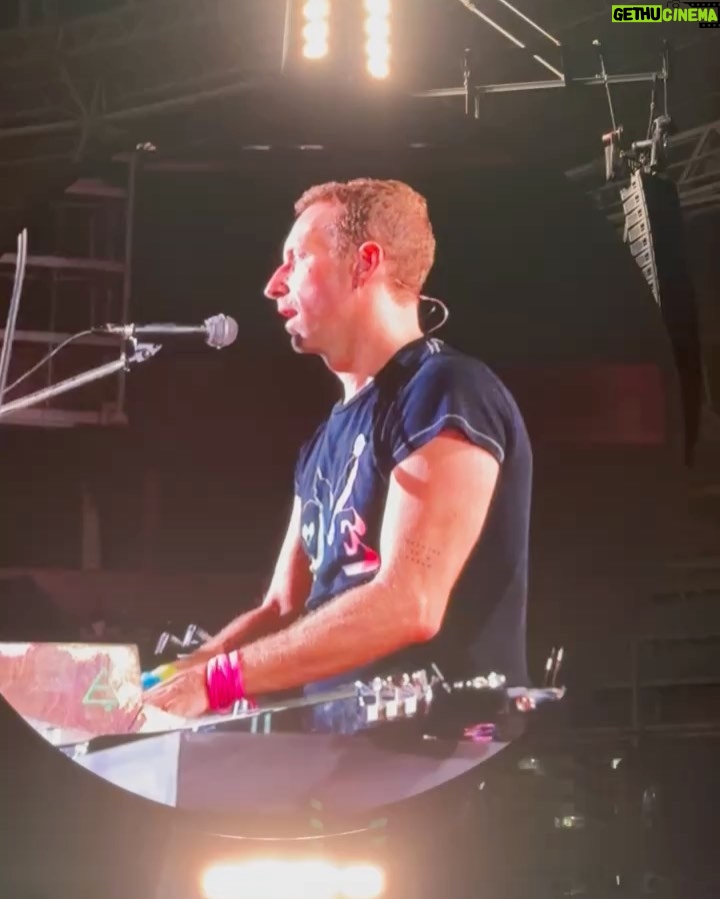 Rodrigo Santoro Instagram - Essa é a história de uma noite memorável e com final feliz: saímos extasiados. @coldplay foi um dos melhores shows que assisti na vida. Registro nenhum que fizéssemos seria capaz de captar o que vivemos ali, de corpo presente. Ainda fomos presenteados pelas vozes sagradas de Milton Nascimento, Seu Jorge, Tom, Moreno e Zeca Veloso. Obrigado @rewild pelo convite.