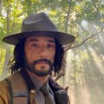 Rodrigo Santoro Instagram – Um trabalho, quando acaba, sempre deixa suas marcas. Com #Wolfpack aconteceu algo diferente: por estar trabalhando com atores mais jovens, eu viajei no tempo e, em alguns momentos, vi em mim o Rodrigo de 20 anos. E foi muito especial esse reencontro. O guarda-florestal Garrett Briggs me levou pra um universo novo de mistério e fantasia, mas Wolfpack também aborda questões bem reais: ansiedade e crise climática, por exemplo, fazem parte do enredo – e se eu digo mais, corro o risco de dar spoiler. 
Hoje é o dia do lançamento do último episódio da série e relembro com carinho toda a trajetória ao lado desse elenco incrível. Com a família adquirida, experimentei um pouco da vida de pai de adolescente; daqui a pouco eu chego lá :) 
Não vou me esquecer dos jogos de carta e dos vídeos divertidos que produzimos nos intervalos. E com @sarahmgellar, parceira talentosa, aprendi muito sobre como navegar nesse universo sobrenatural com muito senso de humor. Vou sentir saudade. Obrigado @jeffdavis1375 pela confiança.
Até breve!