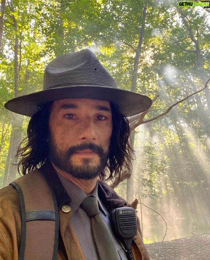 Rodrigo Santoro Instagram - Um trabalho, quando acaba, sempre deixa suas marcas. Com #Wolfpack aconteceu algo diferente: por estar trabalhando com atores mais jovens, eu viajei no tempo e, em alguns momentos, vi em mim o Rodrigo de 20 anos. E foi muito especial esse reencontro. O guarda-florestal Garrett Briggs me levou pra um universo novo de mistério e fantasia, mas Wolfpack também aborda questões bem reais: ansiedade e crise climática, por exemplo, fazem parte do enredo - e se eu digo mais, corro o risco de dar spoiler. Hoje é o dia do lançamento do último episódio da série e relembro com carinho toda a trajetória ao lado desse elenco incrível. Com a família adquirida, experimentei um pouco da vida de pai de adolescente; daqui a pouco eu chego lá :) Não vou me esquecer dos jogos de carta e dos vídeos divertidos que produzimos nos intervalos. E com @sarahmgellar, parceira talentosa, aprendi muito sobre como navegar nesse universo sobrenatural com muito senso de humor. Vou sentir saudade. Obrigado @jeffdavis1375 pela confiança. Até breve!