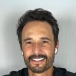 Rodrigo Santoro Instagram - Vinte anos de #LoveActually e de “a vida é cheia de interrupções e complicações” 🙃❤️ @thetodayshow
