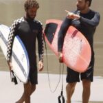 Rodrigo Santoro Instagram - Ao longo da minha carreira enquanto Surfista Profissional e Instrutor de Surf, tive o prazer e a honra de me conectar com muitas pessoas de diferentes culturas e lugares, cada pessoa que passou pela minha jornada me ensinou algo e eu pude mostrar o real significado de ser um surfista de alma. Sem sombra de dúvidas, um momento marcante da minha carreira profissional com o surf, foi ter tido a oportunidade de me conectar com @rodrigosantoro e passar um pouco do meu conhecimento e paixão pelo surf. E pra mim o surf é sobre isso, conexões reais, momento presente, humildade em ensinar e aprender, são essas possibilidades que me fazem amar cada dia mais o que eu faço e sou grato por todos os presentes que o surf me trouxe até hoje. “Live your Dreams, Live the Surf” Vídeo feito pelo meu grande amigo @rasecleirbag Itacare, Bahia, Brasil