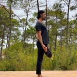 Rodrigo Santoro Instagram - “A vida é assim: esquenta e esfria, aperta e daí afrouxa, sossega e depois desinquieta. O que ela quer da gente é Coragem“. Não tem fórmula, mas pra mim é importante trabalhar a flexibilidade do corpo e da mente. A yoga é um aprendizado diário. Continuo me procurando e, na medida do possível, me fortalecendo♻️ #SetembroAmarelo