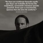 Rodrigo Santoro Instagram - Um dos maiores astros brasileiros em Hollywood, o fluminense @rodrigosantoro, 48, despontou em novelas e séries globais e, depois, deslanchou com uma carreira internacional. Estrelou trabalhos como 𝑆𝑖𝑚𝑝𝑙𝑒𝑠𝑚𝑒𝑛𝑡𝑒 𝐴𝑚𝑜𝑟 e 300, além de séries do naipe de 𝐿𝑜𝑠𝑡, 𝑊𝑒𝑠𝑡𝑤𝑜𝑟𝑙𝑑 e, a mais recente, 𝑊𝑜𝑙𝑓 𝑃𝑎𝑐𝑘. Agora, tornou-se o vilão da última temporada de 𝐵𝑜𝑚 𝐷𝑖𝑎, 𝑉𝑒𝑟ô𝑛𝑖𝑐𝑎, da @netflixbrasil.  Em entrevista para a GQ Brasil, o ator fala sobre a paixão pelos esportes, o gosto pela poesia e o horror à zona de conforto. Cola em gq.globo.com Fotografia: @gustavozylbersztajn Texto: @carolmudjo Styling: @rafaellazzini Beauty: @patrickpontes Direção Criativa: @ap.work Segunda câmera de fotografia: @luismoraisfoto Assistente de foto: @ander_sb77 Assistente de foto: @bruto_1994 Tratamento de imagem: @doctorraw_retouching