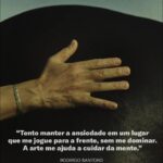 Rodrigo Santoro Instagram - Um dos maiores astros brasileiros em Hollywood, o fluminense @rodrigosantoro, 48, despontou em novelas e séries globais e, depois, deslanchou com uma carreira internacional. Estrelou trabalhos como 𝑆𝑖𝑚𝑝𝑙𝑒𝑠𝑚𝑒𝑛𝑡𝑒 𝐴𝑚𝑜𝑟 e 300, além de séries do naipe de 𝐿𝑜𝑠𝑡, 𝑊𝑒𝑠𝑡𝑤𝑜𝑟𝑙𝑑 e, a mais recente, 𝑊𝑜𝑙𝑓 𝑃𝑎𝑐𝑘. Agora, tornou-se o vilão da última temporada de 𝐵𝑜𝑚 𝐷𝑖𝑎, 𝑉𝑒𝑟ô𝑛𝑖𝑐𝑎, da @netflixbrasil.  Em entrevista para a GQ Brasil, o ator fala sobre a paixão pelos esportes, o gosto pela poesia e o horror à zona de conforto. Cola em gq.globo.com Fotografia: @gustavozylbersztajn Texto: @carolmudjo Styling: @rafaellazzini Beauty: @patrickpontes Direção Criativa: @ap.work Segunda câmera de fotografia: @luismoraisfoto Assistente de foto: @ander_sb77 Assistente de foto: @bruto_1994 Tratamento de imagem: @doctorraw_retouching
