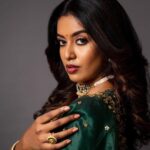 Roshini Haripriyan Instagram - Showcasing @sameenasofficial ‘s forest green asymmetric kurta that features a hand embroidered yoke with dainty floral tendrils. A pair of matching cigar pants and an intricately detailed silk organza dupatta makes this silhouette one that transcends trends and time.This ensemble is perfect for a mehendi or haldi event. Outfit : @sameenasofficial Makeup : @anushyaa_mua Hair : @nisha_bridalhairstylist Jewellery: @rimliboutique Photography : @shotsbyydv #roshniharipriyan #roshni #cookwithcomali #cookwithcomali3 #instagram Chennai, India