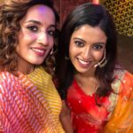 Roshini Haripriyan Instagram - One of the memorable day in CWC ♥️ three roses forever 😘😘😘 Had full on funnn with @iammanimegalai 🤍🤍🤍 thank you @padmapriya_raghavan girl 😘 for being there and making it more memorable. #latepost @kuraishi_the_entertainer @shrutika_arjun @vidyuraman #roshiniharipriyan #cookwithcomali3 #roshni