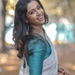 Roshini Haripriyan Instagram - நிலா 🤍 Beautiful saree from @sarina.theboutique photography @raghul_raghupathy Cinimatography @sinty_boy Mua @abhirami_mua Hairdo @vichuhairstylist Blouse @usabridalstudio #cookwithcomali #cookwithcomali3 #roshniharipriyan #roshni #sareelove Chennai, India