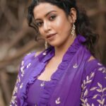 Roshini Haripriyan Instagram - கத்தரி பூ 💜 Styled by @paviiiee_08 Outfit from @lopa_tailoring_and_embroidery Photograph @sinty_boy Retouch: @shot_by_panneer #roshni #roshniharipriyan #cookwithcomali3