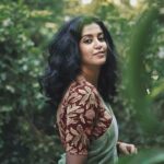 Roshini Haripriyan Instagram - Vivid dream ✨ Videography @aiisxhwar Saree from @mathugai_handlooms #roshniharipriyan Chennai, India