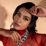 Roshini Haripriyan Instagram - Like a blazing ember, red whispers tales of ardor, courage, and the pulsating rhythm of life’s vibrant journey. ♥️ Photographer @photosbymandee Mua @noormakeup_mehndi Stying @joshua_maxwel1 Jewelry @jewelhub_chennai Makeup assist @jeni_mehandi_7 Photography Team @bharathi_saminathan @views.of.vasanth @manikanda.e #happynewyear #roshniharipriyan