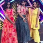 Roshini Haripriyan Instagram - One of the memorable day in CWC ♥️ three roses forever 😘😘😘 Had full on funnn with @iammanimegalai 🤍🤍🤍 thank you @padmapriya_raghavan girl 😘 for being there and making it more memorable. #latepost @kuraishi_the_entertainer @shrutika_arjun @vidyuraman #roshiniharipriyan #cookwithcomali3 #roshni