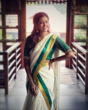Roshini Haripriyan Instagram - Never ending love for traditional outfits ♥️

Outfit from @usabridalstudio 

#cookwithcomali #cookwithcomali3 #roshni #roshniharipriyan