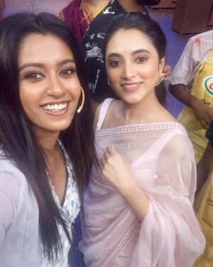 Roshini Haripriyan Instagram - Truly a remarkable day it was. Got to meet one of my fav inspiration
@sivakarthikeyan sir 🤍

@priyankaamohanofficial such a down to earth person you are ♥️

 And 😘😘 to the happy faces .
@sakthii___ @shrutika_arjun @darshan_offl @vidyuraman @abhirami_official @bharathkrajeshofficial @kuraishi_the_entertainer @rakshan_vj @actormuthukumar 

Outfit @labelswarupa 
Jewlery @original_narayanapearls 

#roshniharipriyan #roshni #cookwithcomali3