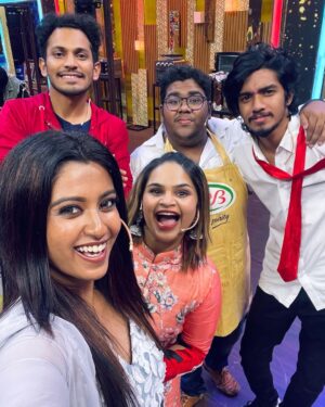Roshini Haripriyan Instagram - Truly a remarkable day it was. Got to meet one of my fav inspiration
@sivakarthikeyan sir 🤍

@priyankaamohanofficial such a down to earth person you are ♥️

 And 😘😘 to the happy faces .
@sakthii___ @shrutika_arjun @darshan_offl @vidyuraman @abhirami_official @bharathkrajeshofficial @kuraishi_the_entertainer @rakshan_vj @actormuthukumar 

Outfit @labelswarupa 
Jewlery @original_narayanapearls 

#roshniharipriyan #roshni #cookwithcomali3