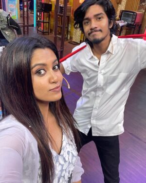 Roshini Haripriyan Instagram - Truly a remarkable day it was. Got to meet one of my fav inspiration
@sivakarthikeyan sir 🤍

@priyankaamohanofficial such a down to earth person you are ♥️

 And 😘😘 to the happy faces .
@sakthii___ @shrutika_arjun @darshan_offl @vidyuraman @abhirami_official @bharathkrajeshofficial @kuraishi_the_entertainer @rakshan_vj @actormuthukumar 

Outfit @labelswarupa 
Jewlery @original_narayanapearls 

#roshniharipriyan #roshni #cookwithcomali3