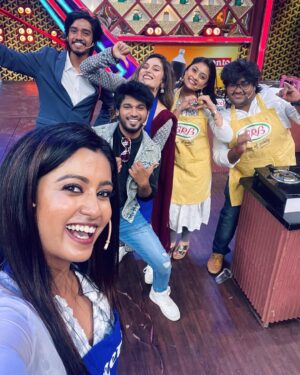 Roshini Haripriyan Instagram - Truly a remarkable day it was. Got to meet one of my fav inspiration
@sivakarthikeyan sir 🤍

@priyankaamohanofficial such a down to earth person you are ♥️

 And 😘😘 to the happy faces .
@sakthii___ @shrutika_arjun @darshan_offl @vidyuraman @abhirami_official @bharathkrajeshofficial @kuraishi_the_entertainer @rakshan_vj @actormuthukumar 

Outfit @labelswarupa 
Jewlery @original_narayanapearls 

#roshniharipriyan #roshni #cookwithcomali3