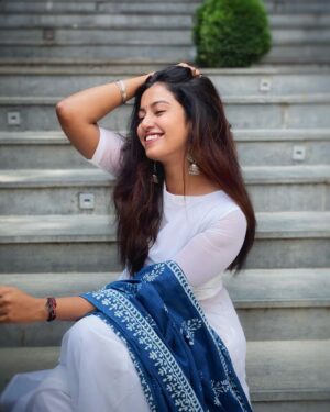 Roshini Haripriyan Instagram - 🤍🤍🤍🤍🤍

Outfit beautifully done by @yaradesigners 

#cookwithcomali3 #roshni #roshniharipriyan