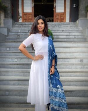 Roshini Haripriyan Instagram - 🤍🤍🤍🤍🤍

Outfit beautifully done by @yaradesigners 

#cookwithcomali3 #roshni #roshniharipriyan