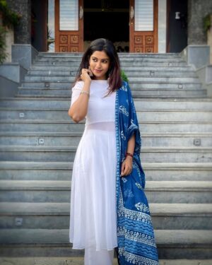 Roshini Haripriyan Instagram - 🤍🤍🤍🤍🤍

Outfit beautifully done by @yaradesigners 

#cookwithcomali3 #roshni #roshniharipriyan