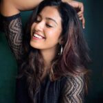 Roshini Haripriyan Instagram - Black 🖤 #selfportrait #cookwithcomali3 #roshiniharipriyan #roshni #black Chennai, India